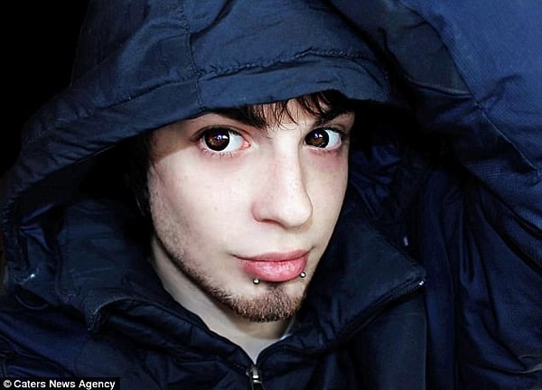 2. Здесь парню 17 лет, фото снято еще до того, как его тело и внешность претерпели серьезные изменения.