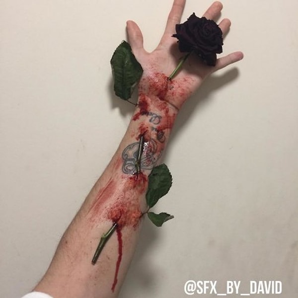 7. Харрис рассказывает, что для грима он использует смесь из вазелинового масла и муки