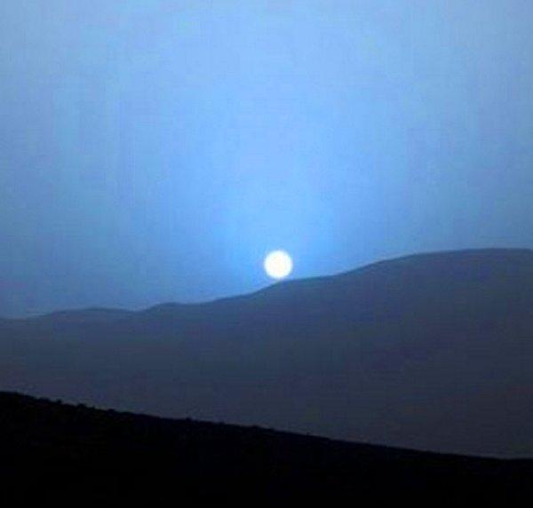 16. Kızıl gezegen Mars'ta mavi gün batımı.