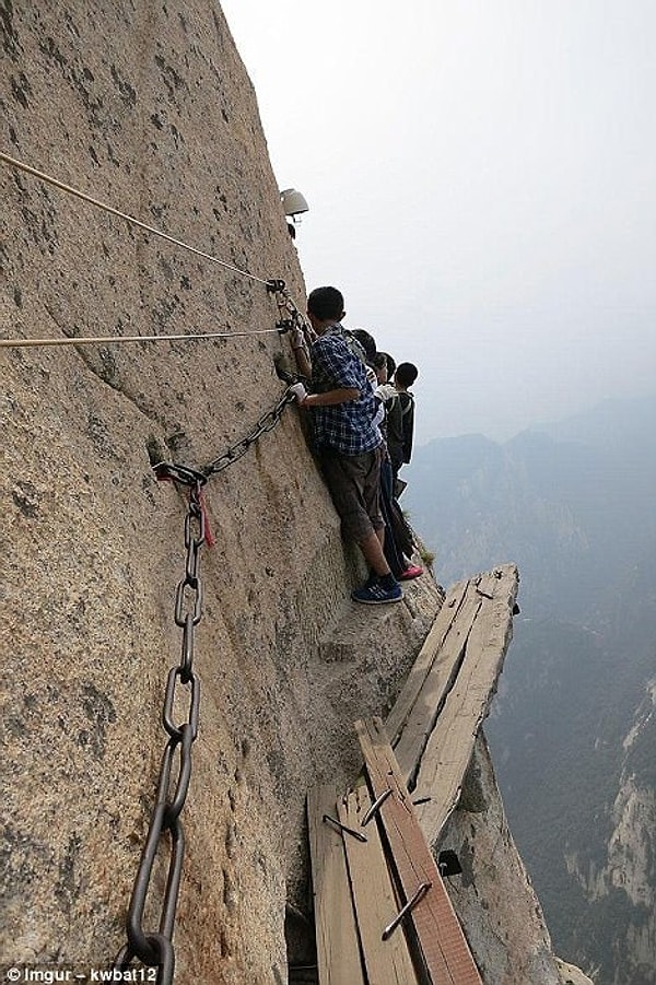 15. Хлипкая платформа на отвесной скале.