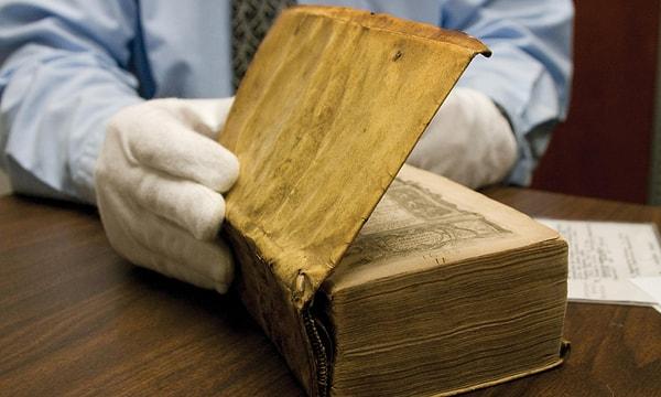20. Harvard Üniversitesi Kütüphanesi'nde insan derisiyle ciltli 3 kitap vardır.