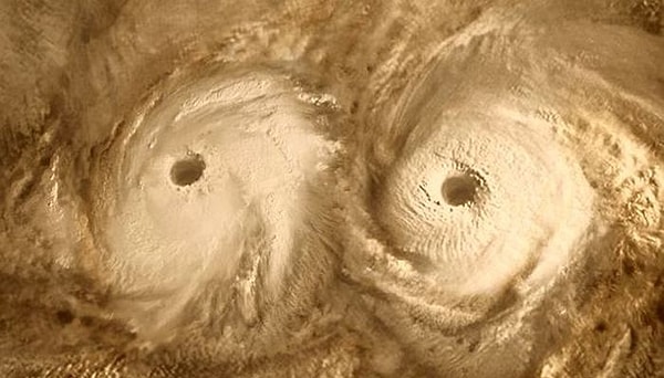 12. В среднем слое облаков на Венере могут образовываться ураганы со скоростью ветра 725 км/ч.