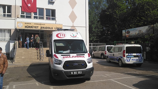 Öğretmenlerin haber vermesi üzerine olay yerine gelen 112 Acil Servis ekipleri, Acar'ın hayatını kaybettiğini belirledi. Ağır yaralanan H.C ise Çekirge Devlet Hastanesine kaldırıldı.