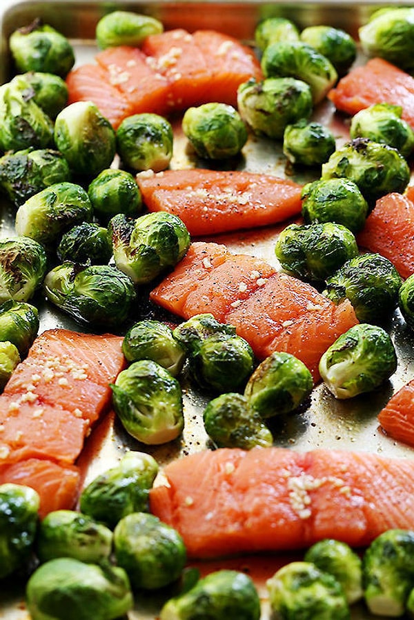 9. Запеченный лосось с брюссельской капустой