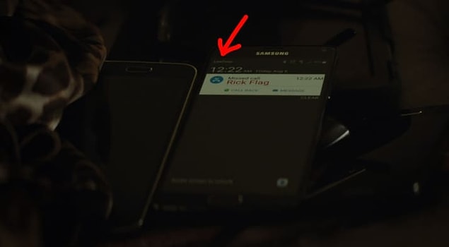 6. Amanda Waller'ın telefonunu gösteren bir karede, operatörünün LexCorp olduğunu görüyoruz. Yani Lex Luthor'un şirketi.