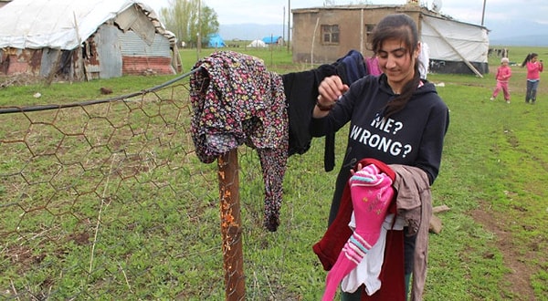 Tek göz odada 12 kişilik nüfusla yaşayan Gökyazı Ortaokulu öğrencisi Sibel Balkaya tıpkı Zeynep Dinçer gibi okul çıkışı ev işi yapıp, hayvanlara baktığını söyledi.