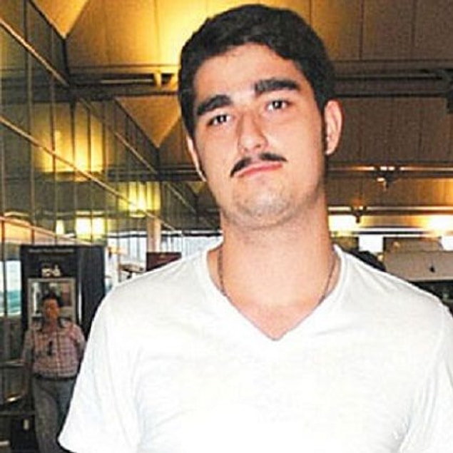 Elimizde büyüyen bu çocuk, biz tanıdığımızda bıyıksızdı ve babasıyla klipte oynuyordu. Olsundu... Hayatımızda tanıdığımız tek İdo oydu ne de olsa.