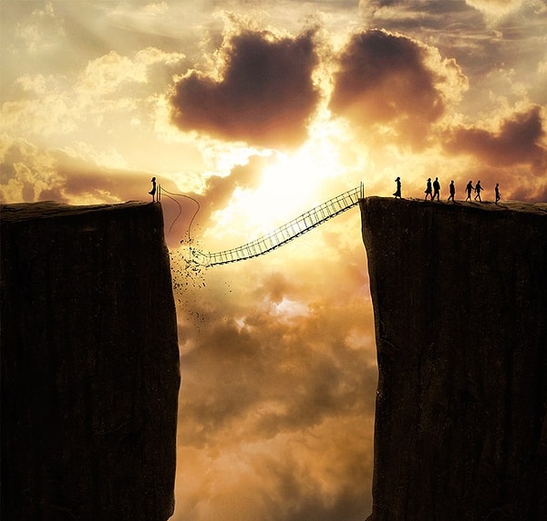 6. Когда люди уходят — отпускай. Судьба исключает лишних. Это не значит, что они плохие. Это значит, что их роль в твоей жизни уже сыграна.