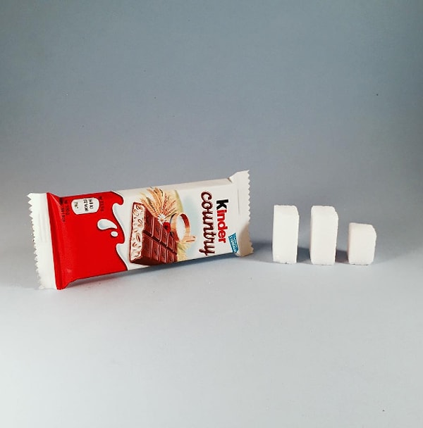 5. Батончик "Kinder Country" (24 г): 12 г сахара