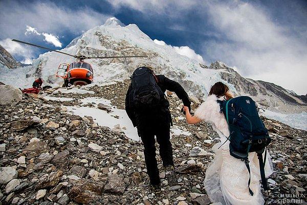 Maceraperest çift ve onlara eşlik eden fotoğrafçı Charleton Churcill bu sıra dışı tören için, dondurucu soğukta Everest'e tırmandı.