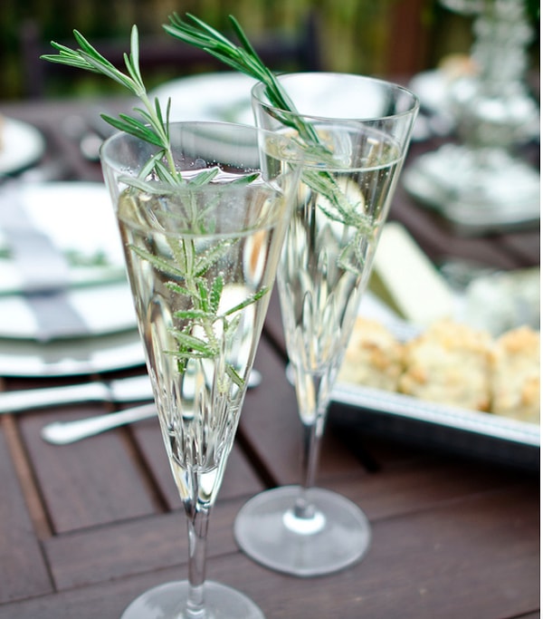 6. Пряное шампанское с лимонадом и розмарином