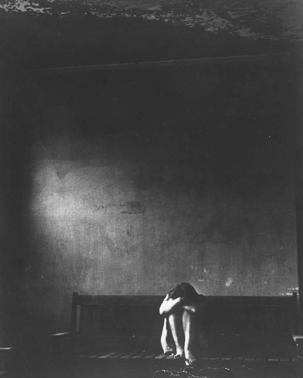 18. Yine Cleveland Akıl Hastanesi'nde boş bir odada, tek başına oturan kadın, yıl 1955.