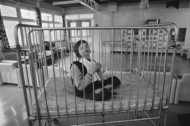 5. Parmaklıklarla çevrili bu yatakta oturan küçük kız çocuğu, yıl 1979.