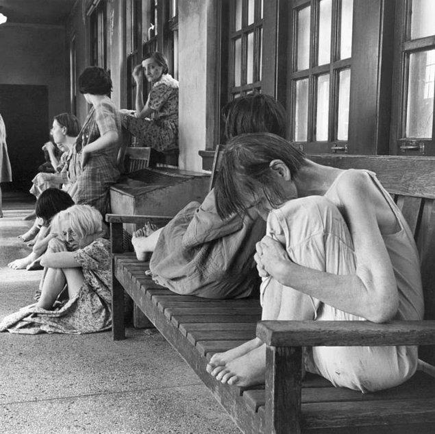 7. Ohio'da bulunan Cleveland Akıl Hastanesi'nde koridorda oturmuş kadınlar, yıl 1946.
