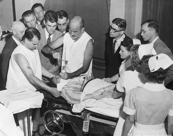 9. Dünyaca ünlü lobotomi doktoru Walter Freeman'ın hastasına uyguladığı 'tedavi' esnasında çekilen bir fotoğraf, yıl 1949.