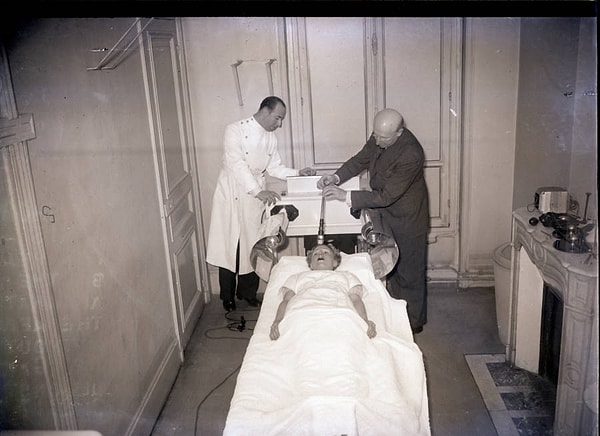 16. Hasta üzerinde radyo dalgaları ile yeni bir tedavi deneyen doktorlar, yıl 1938.