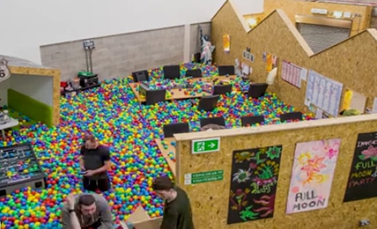 Ofisi Devasa Top Havuzuna Çevirerek Çalışanlarına Sürpriz Yapan Şirket