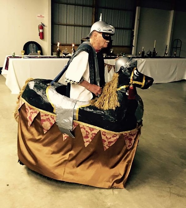 4. "Моя подруга устроила тематическую свадьбу в стиле Средневековья. Ее дедушка пришел вот так..."