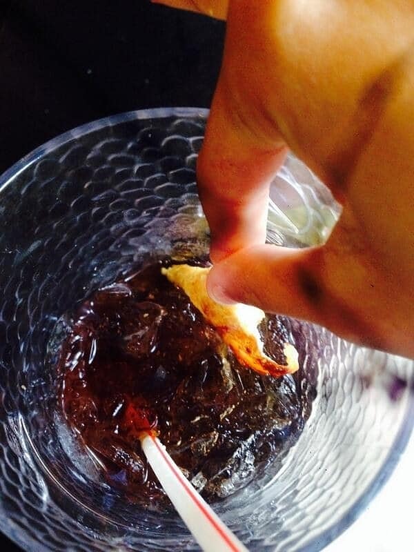 1. Макать кусочки "огрызков" пиццы в диетическую Колу