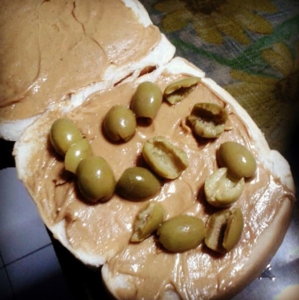 2. Сэндвичи с арахисовой пастой и оливками