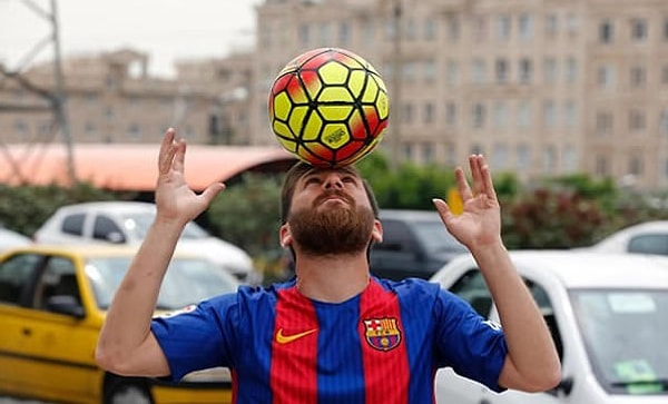 7. Позднее Реза Парастеш был освобожден и тут же вновь попал в объятия местных жителей и прессы