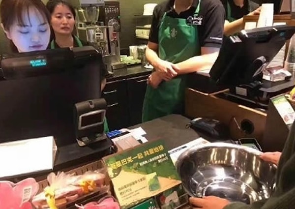 "Условие 350 мл". Это максимум, которым Старбакс мог поделиться с каждым желающим получить бесплатный кофе.