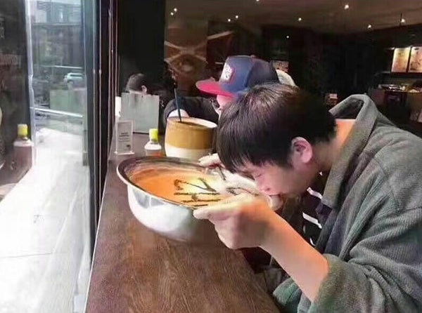 Этому молодому человеку, например, напиток обошелся почти в 47,5 долларов. Какие уж тут шутки :)