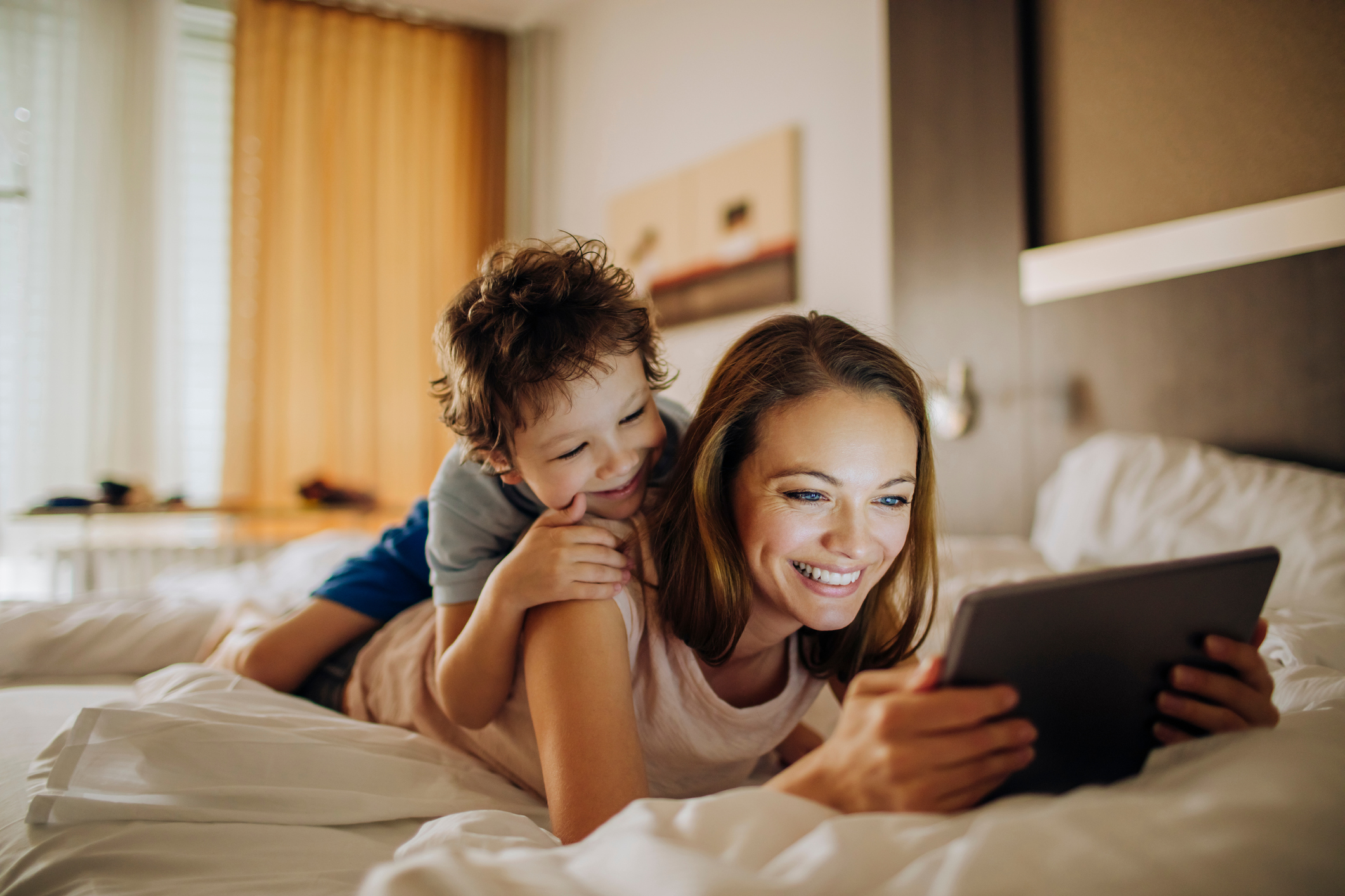 Мама с сыном в отеле. Воспитание ребенка. Mom and son в отеле. Фотографии в отеле мать и сын. Готель Матушка в подростковом возрасте картинки.