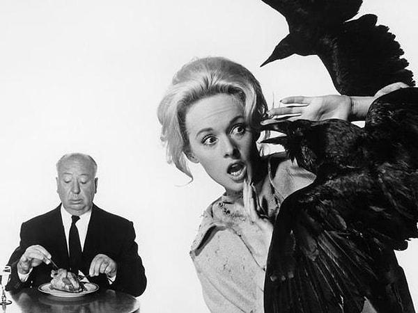 Hitchcock, film çekimleri sırasında Hedren'in davranışlarını gözlemlemek için iki kişi görevlendirmiş.