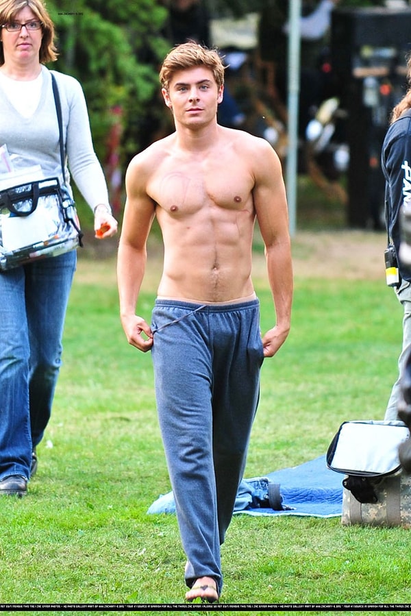 9. "Купить маленькие зефирки и, используя член в качестве катапульты, попытаться забросить их в рот"