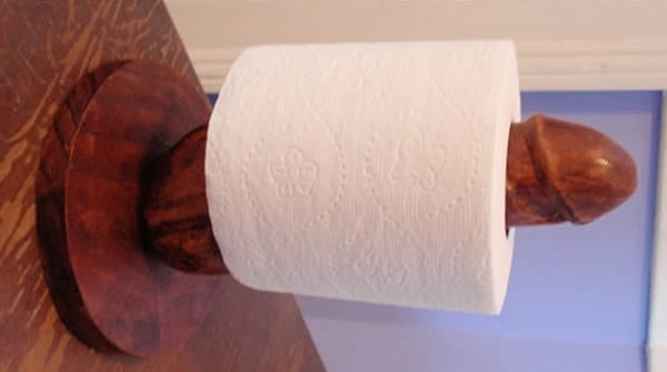 12. "Если ваша любимая кричит, что закончилась туалетная бумага, принести ей рулончик, надев его на свое копье"