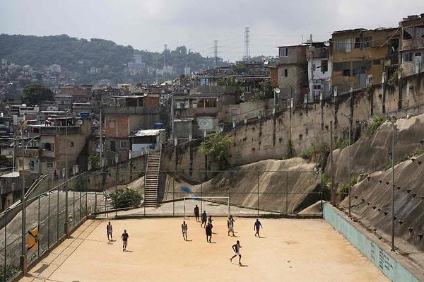 7. Brezilyalı birçok futbolcu kulüp altyapılarında değil, mahalle aralarındaki bu tarz sahalarda yetişiyor.