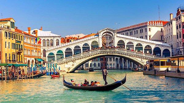 Sizin de bildiğiniz gibi İtalya, dünyanın en güzel ülkelerinden biri ve yıl içinde birçok turist tarafından ziyaret ediliyor.