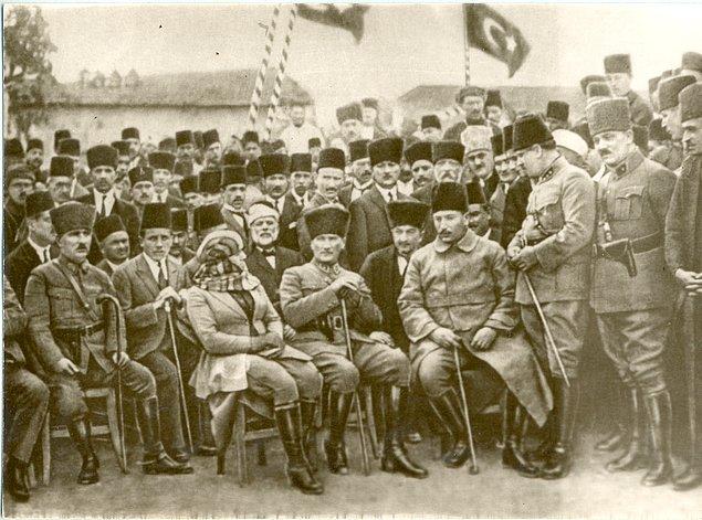 4. Atatürk bir gezi sırasında Salih Bozok ve Latife Hanım ile beraberler.