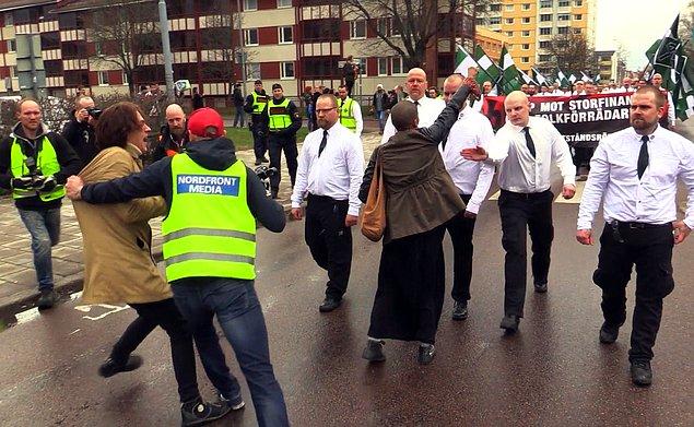 Yine 2016 yılı Mayıs ayında İsveçli gösterici Tess Asplund benzer bir anda neo-Nazilere karşı gelirken görüntülenmişti.
