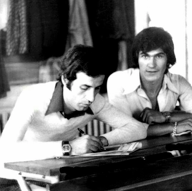 Kemal Sunal ve Teoman Ayık, Hababam Sınıfı Sınıfta Kaldı setinde (1976).