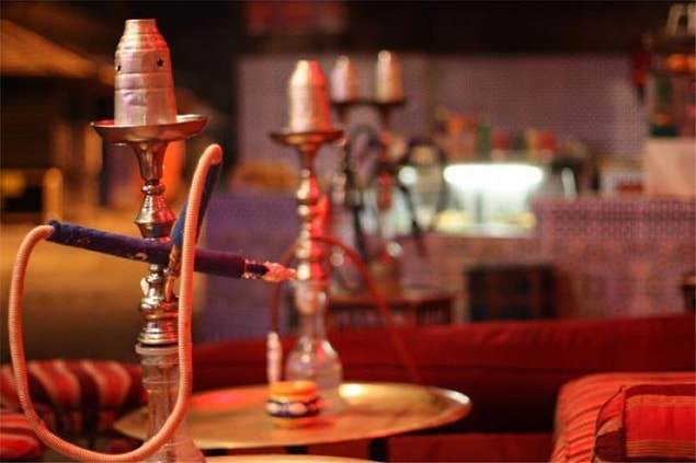 3. Müdavimi oldukları nargile kafenin sahibini tanıyor ve hatta ahbap olmuşlardır. Mekana girer girmez gözleri mekanın sahibini arar, bulamayınca da "Hasan abi yok mu yhaaa?" diye sorarlar.