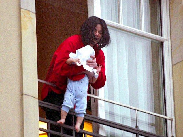 4. Micheal Jackson, özel bir ziyaret için gittiği Berlin'de kaldığı otelin balkonundan, aşağıda bekleyen hayranlarına bebeğini korkuluktan sallayarak göstermiş ve herkesi bu davranışıyla şok etmişti.