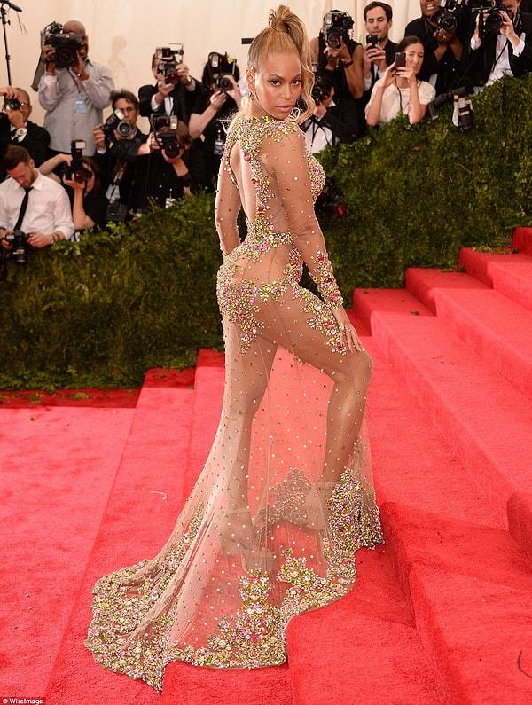 10. 2015 Met Gala'ya kraliçe Beyoncé, Givenchy tasarımı seksi kıyafeti ile katılmış, yürekleri ağızlara getirmişti.