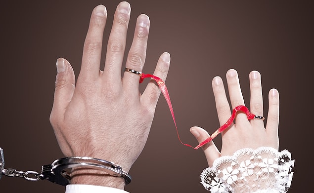 Kayınvalide ve görümcesinin olayı kimseye anlatmaması ve evden çıkmaması konusunda çocuğu uyardığını kaydeden savcı, mağdurenin bu şekilde yaklaşık 40- 50 gün boyunca zorla evde tutulduğunu belirtti.