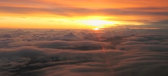 Потрясающе красивый вид из кабины пилота самолета