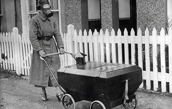 1. İkinci Dünya Savaşı esnasında olası kimyasal/biyolojik saldırılardan koruma amaçlı geliştirilen özel bebek arabası. Londra.