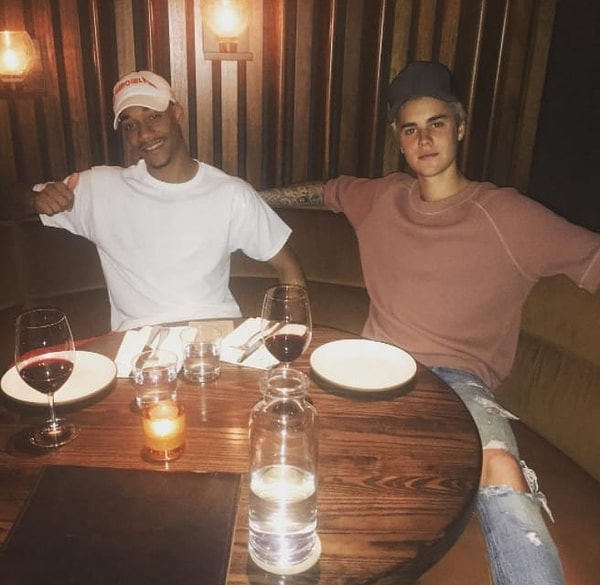 14. Серебряные изделия, свежие цветы (за исключением лилий), ароматические свечи, кокосовая вода, миндальное молоко, органический мед, травяные чаи и свежие фрукты в комнату