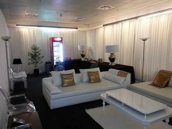 17. В номер большой холодильник со стеклянными дверцами, полки для одежды, восемь электророзеток и 12 белых носовых платков