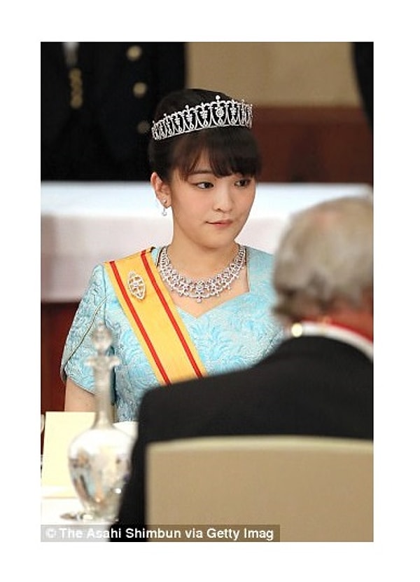 8. Также в рамках программы по искусству она училась в Эдинбургском университете в Шотландии по обмену.