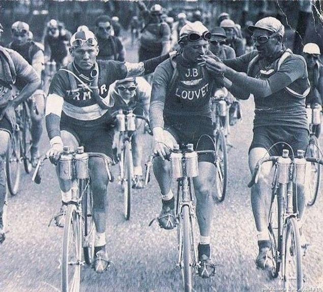14. Two cyclists, Vervaeke and Geldhol, smoking during the 1920 Tour de France.