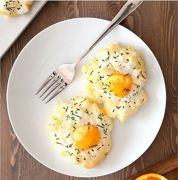 1. Новый тренд получил такое название потому, что взбитые белки напоминают облака, а желток посередине символизирует солнце!