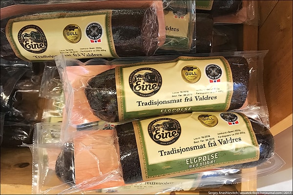 Это лосиная колбаса с черникой