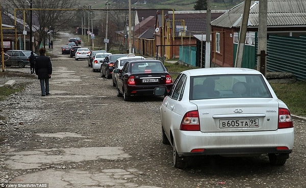 15. Кортеж из машин, на которых жених и его родственники едут к дому невесты
