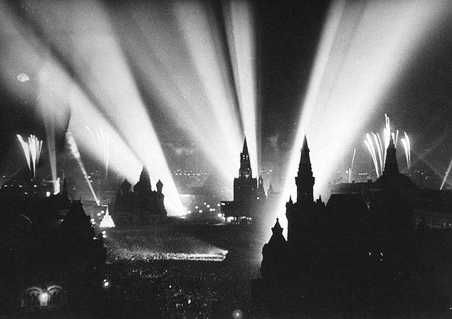 3. Moskova, Nazi Almanyası'ndaki zaferlerini kutluyor, 9 Mayıs 1945.